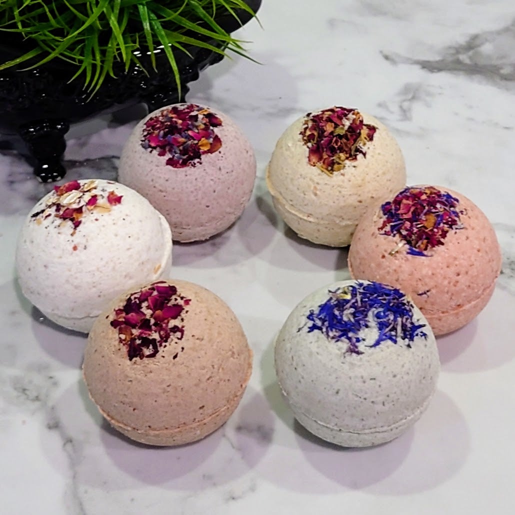 This unscented mineral bath bomb is a real treat for your skin without the scent. Contains oatmeal for the ultimate skin soothing experience.