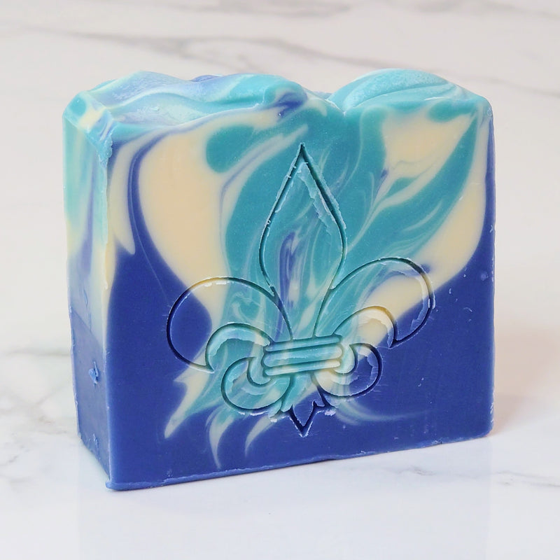 This moisturizing soap bar made with 25% shea butter, features a delicate floral fragrance with subtle hints of fruit. Its scent is reminiscent of the iconic fleur de lis flower, which is prominently displayed on the Québec flag. A perfect tribute to the "belle province" and its beloved symbol.