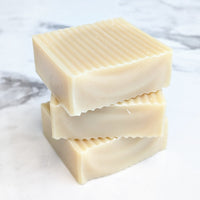 Experience the calming benefits of this all-natural oat milk soap bar, perfect for individuals with sensitive skin. Made with gluten-free oats, plant-based ingredients, and 25% shea butter for lasting hydration.