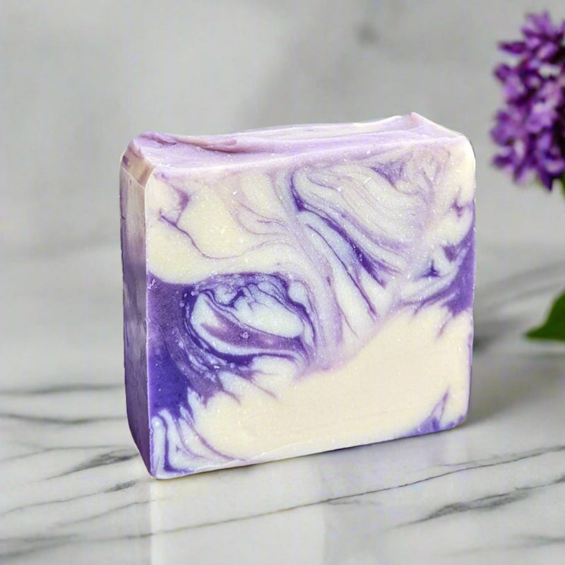 This limited edition lilac-scented soap bar combines 25% shea butter and organic coconut milk for a luxurious moisturizing experience. The delightful floral aroma is ideal for the summer season.