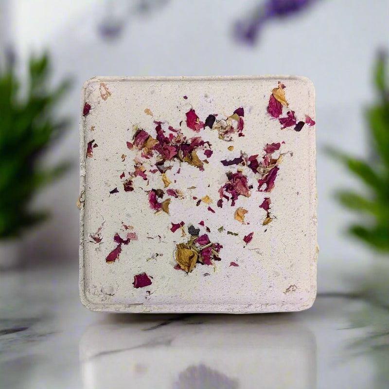 Relaxing and nourishing. Unwind in a warm bath with the calming scent of lavender. Made with purple Brazilian clay which is rich in minerals and many amazing properties.