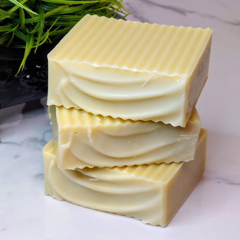 An all natural, super hydrating and unscented plant-based soap bar made with unrefined hemp seed oil. Both hemp oil and shea butter are known to be anti-inflammatory ingredients that help to soothe dry and itchy skin.  This soap bar is good for all skin types, and a great choice for those with sensitive skin.